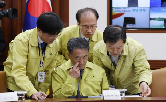 감염증 대책은…  박능후 보건복지부 장관(가운데)이 30일 오전 정부서울청사에서 열린 신종 코로나바이러스 감염증 대응 종합 점검회의에 앞서 관계자들과 대화하고 있다.  연합뉴스